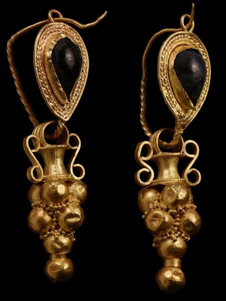 Earrings, the second - the third quarter of the 4th century, Frontovoye 3, Crimea